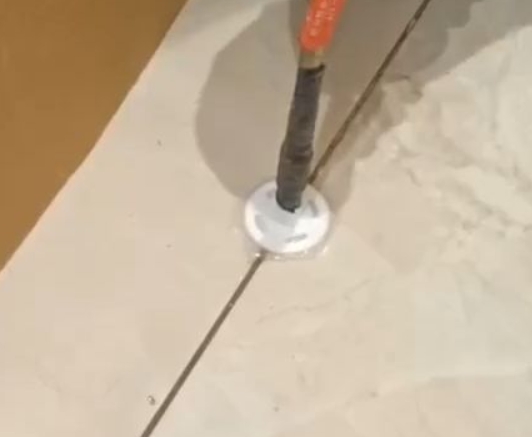 康巴什瓷砖空鼓维修公司专业解答瓷砖在铺贴过程中，如果没有涂抹均匀到位的粘结材料（如水泥砂浆或瓷砖胶），可能会导致以下问题